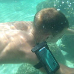 KIT COMPLET POCHETTE ETANCHE SMARTPHONE SEAWAG NOIRE NOIR/BLEU 9 KIT COMPLET POCHETTE ETANCHE SMARTPHONE SEAWAG NOIRE NOIR/BLEU -Nautigames Magasin kit complet pochette etanche smartphone seawag noire noir bleu 2